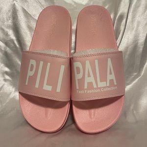 Pili Pala pink sliders